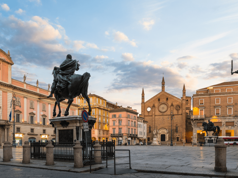 Giorgio Armani: In dieser unscheinbaren Stadt ist der Modeschöpfer geboren.
