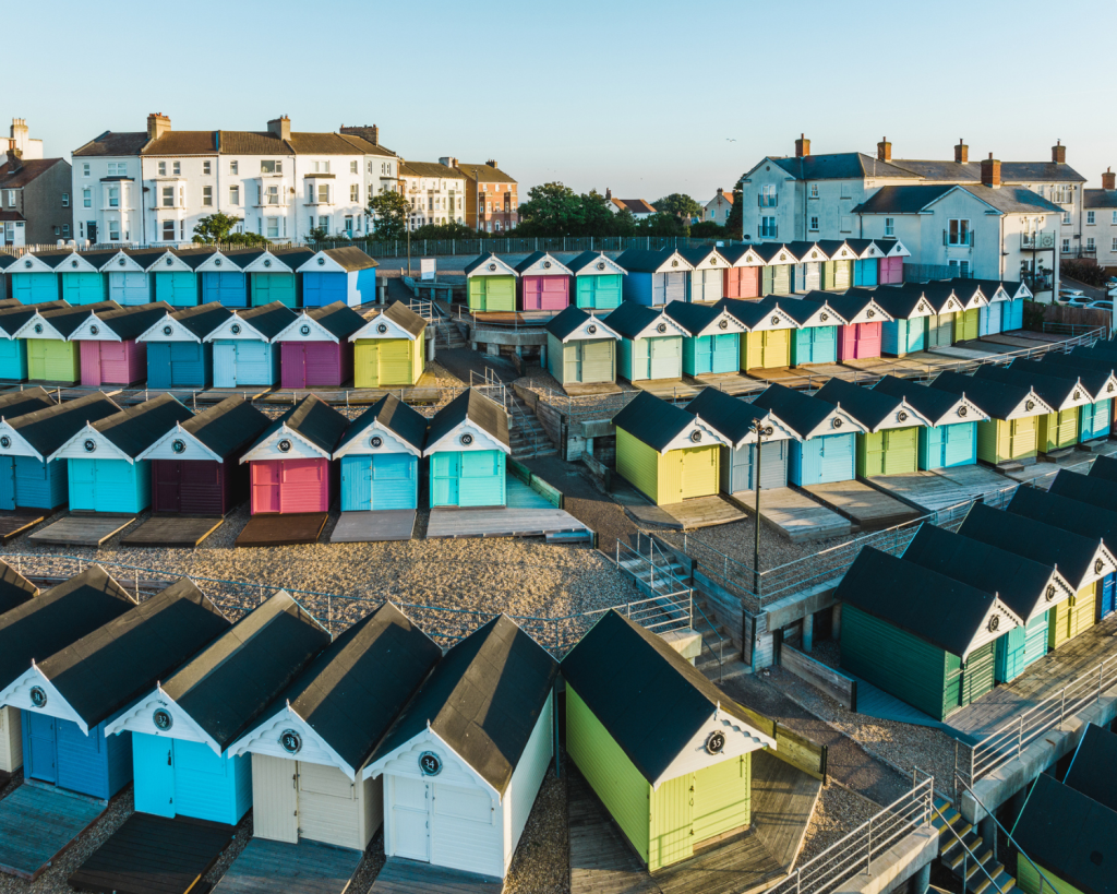 Bunte Strandh&uuml;tten s&auml;umen die Promenade von Walton-on-the-Naze, North Essex Coastline, Gro&szlig;britannien. 