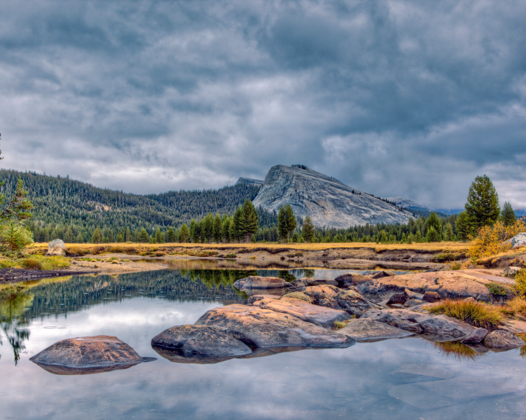 Der Tioga Pass verbindet den Yosemite Nationalpark mit Lee Vining jenseits der Sierra Nevada.