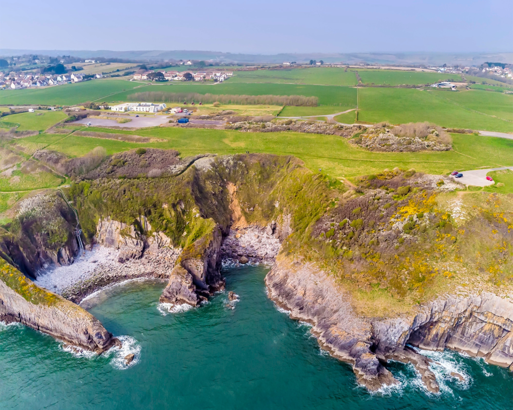 Der Strand Skrinkle Haven liegt zwischen Old Castle Head und Lydstep Point s&uuml;d&ouml;stlich des h&uuml;bschen Dorfes Manorbier.