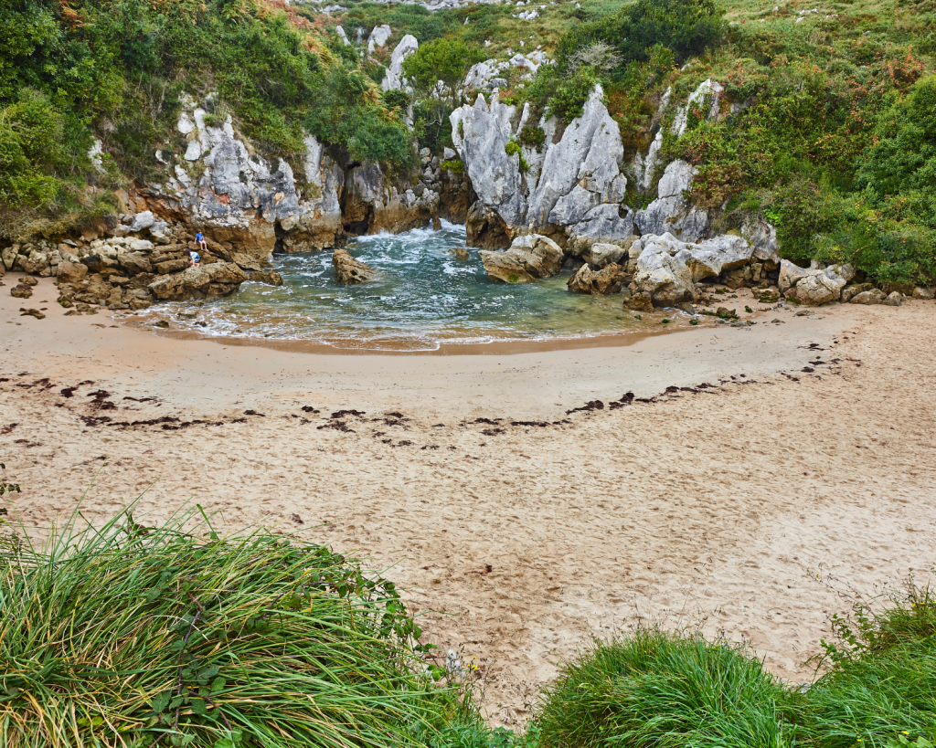 Der Playa de Gulpiyuri ist eine &uuml;berschwemmte Doline mit einem Binnenstrand in der N&auml;he von Llanes in Asturien, Spanien.