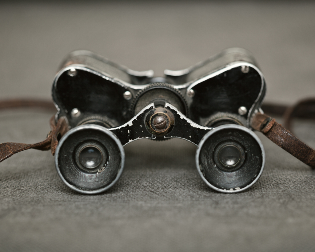 Schaue dir die Marke des Fernglases genau an. Stammt es von einem bekannten Hersteller?