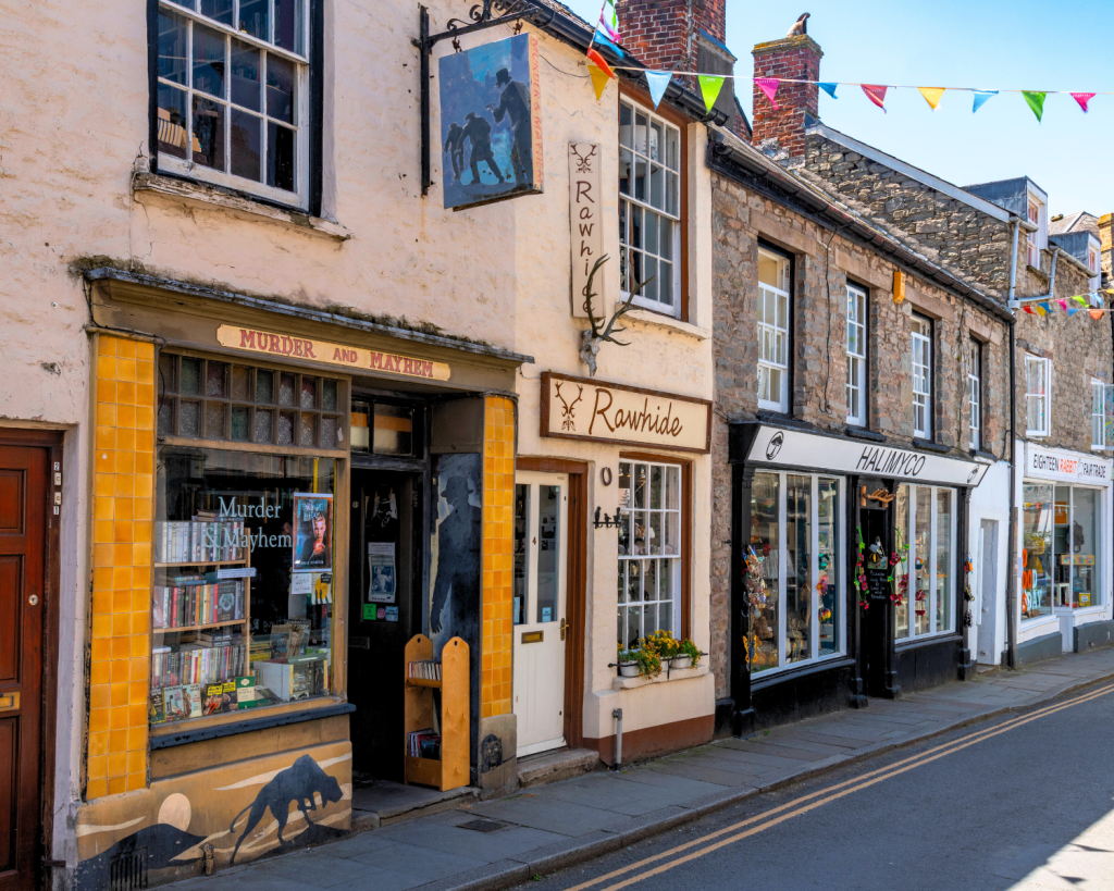 Hay-on-Wye ist eine walisische Ortschaft mit knapp 1850 Einwohner*innen in Powys direkt an der Grenze zu England.