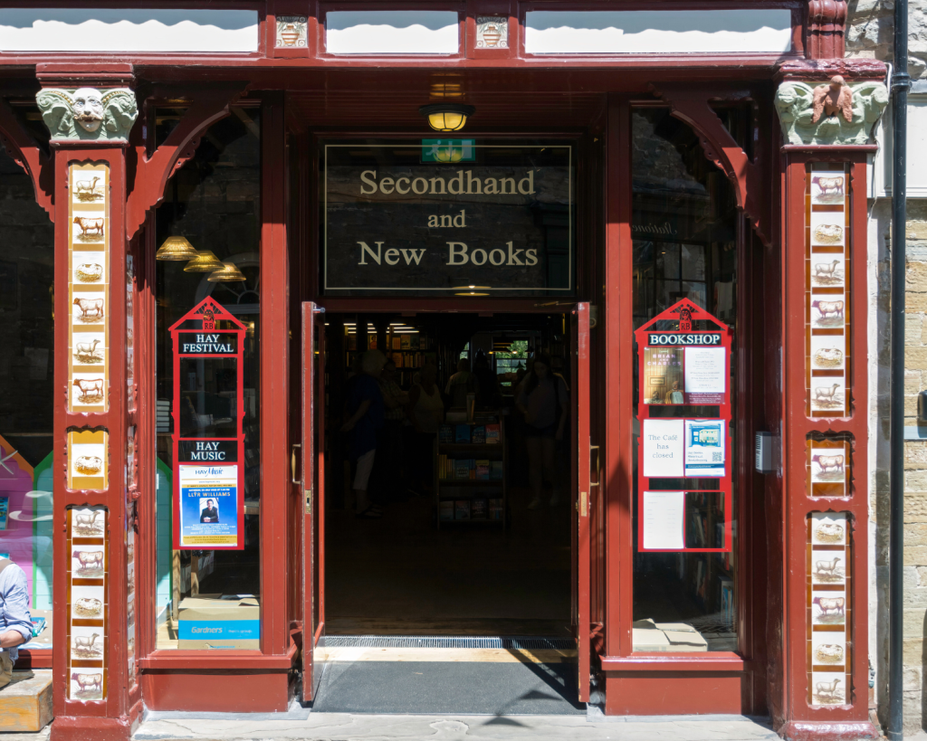 Ob Thriller, Liebesroman oder historische Lekt&uuml;re: In dem kleinen Ort hast du die Qual der Wahl.