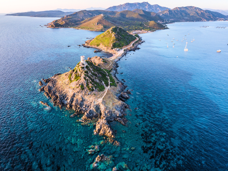 Strand oder Gipfel? Diese Insel trägt den Namen 