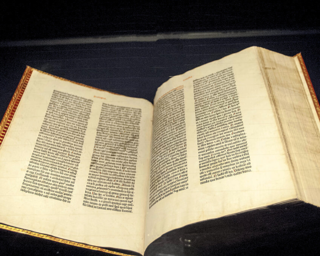 Auf dem Bild ist die Originalausgabe einer Gutenberg-Bibel im Gutenberg-Museum in Mainz zu sehen.