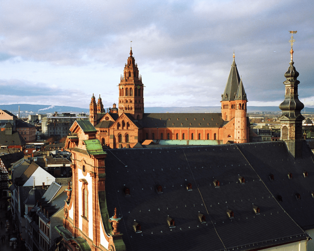 Er lebte bis zu seinem Tod im Algesheimer Hof in unmittelbarer Nachbarschaft zu seinem Geburtshaus Hof zum Gutenberg und seiner Taufkirche St. Christoph in der Mainzer Altstadt.