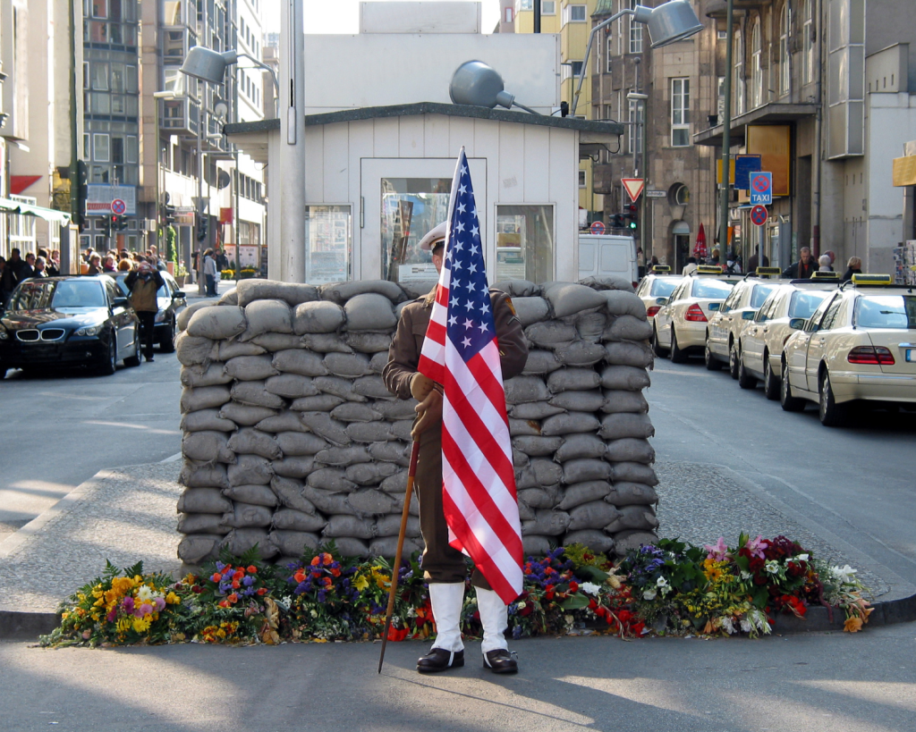 Checkpoint Charlie in Berlin, Deutschland, ist ein international bekanntes Symbol für den Kalten Krieg und die Teilung Deutschlands.