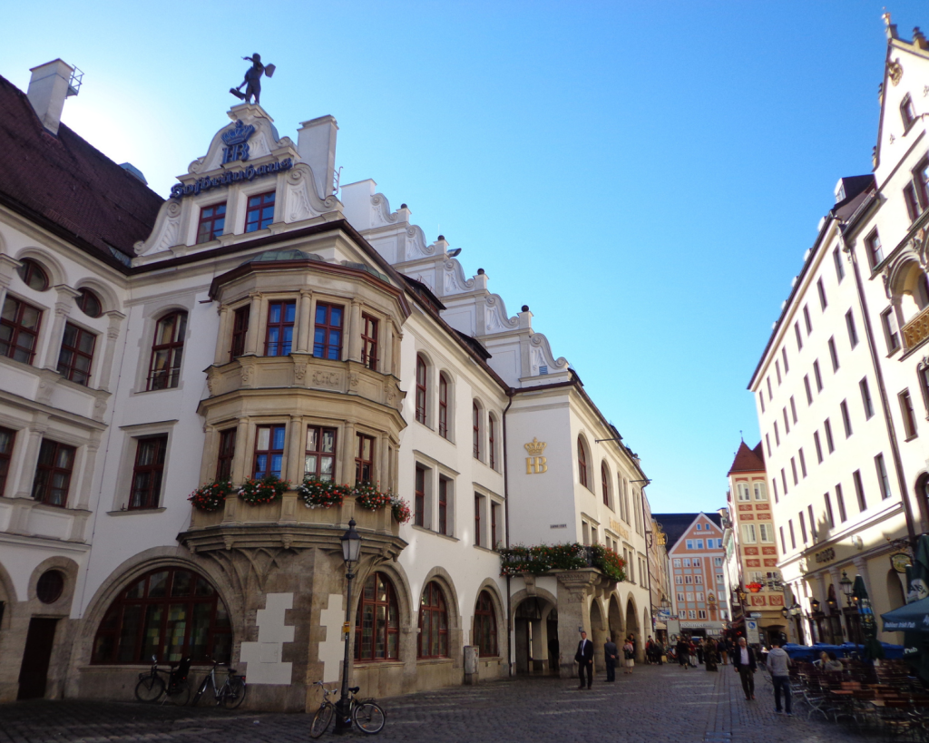 Das Traditionshaus im Herzen der Stadt gilt weltweit als Inbegriff bayerischer Bierkultur.