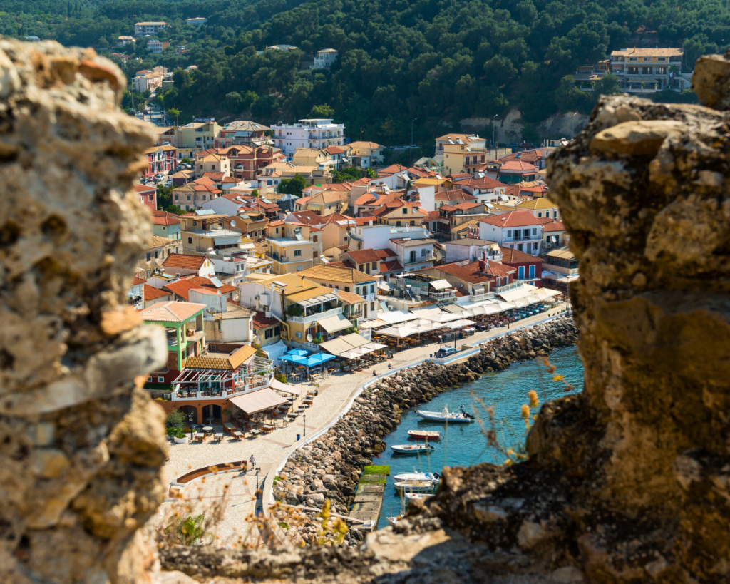 Der Hauptstrand von Parga, Kryoneri, ist ein postkartensch&ouml;ner, goldener Sandstrand in einer kleinen, gesch&uuml;tzten Bucht.