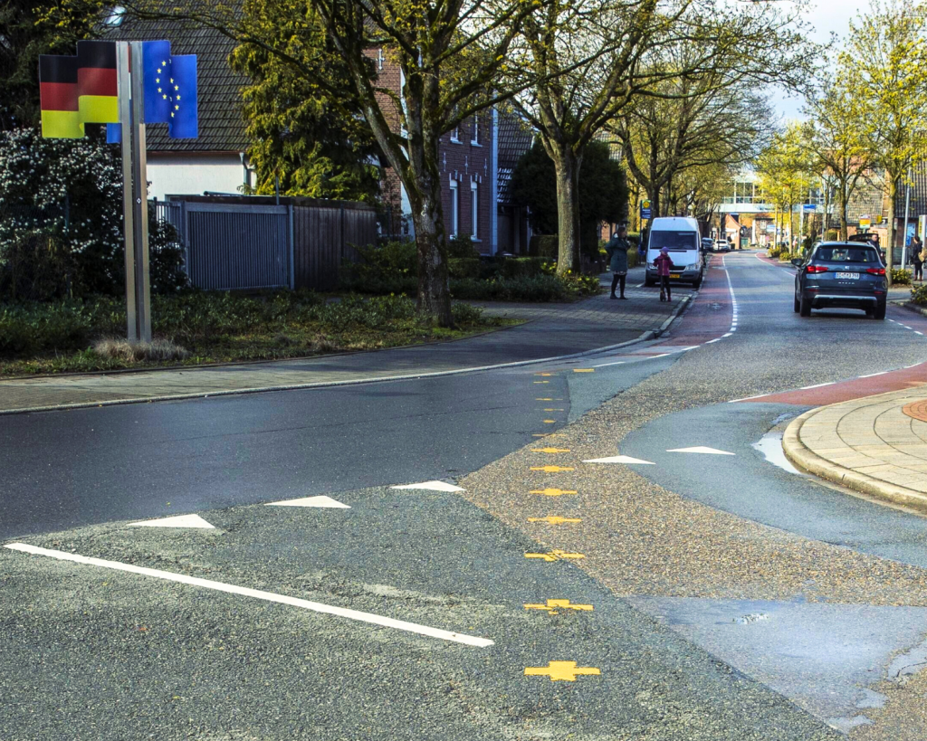 Am Hellweg, auf der niederl&auml;ndischen Seite Heelweg genannt, stehen deutsche und niederl&auml;ndische H&auml;user einander direkt gegen&uuml;ber.