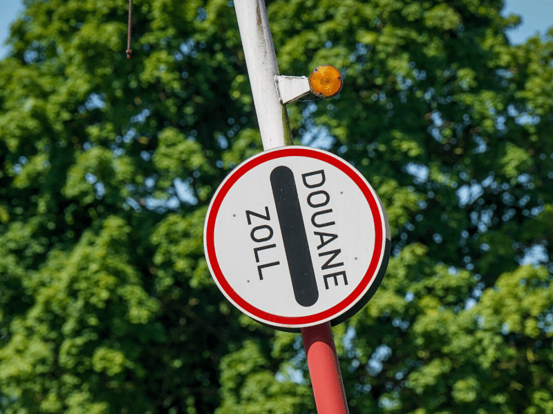 Geheimtipp Deutschland: Dieses Dorf gehört zu zwei Ländern – gelbe Kreuze markieren die Grenze!