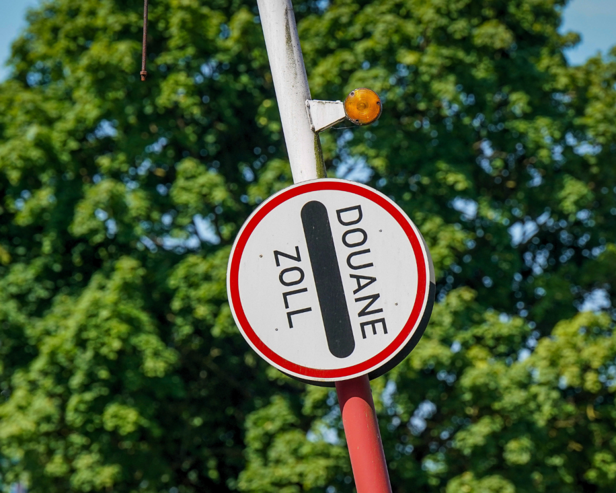 Geheimtipp Deutschland: Dieses Dorf gehört zu zwei Ländern – gelbe Kreuze markieren die Grenze!