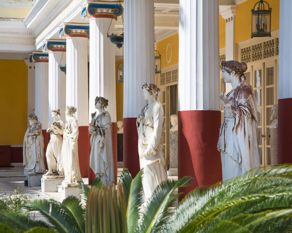 Im Achilleion auf Korfu stehen die bekanntesten Statuen des griechischen Helden Achilles: der "Sterbende Achill" von Ernst Herter und der "Siegreiche Achill" von Johannes G&ouml;tz.