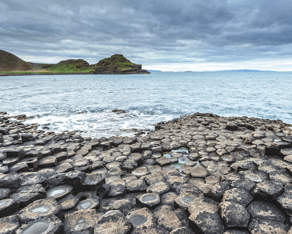 Der Giant&rsquo;s Causeway ist seit 1986 UNESCO-Welterbest&auml;tte. Er besteht aus etwa 40.000 gleichm&auml;&szlig;ig geformten Basalts&auml;ulen, deren Alter etwa 60 Millionen Jahre betr&auml;gt.