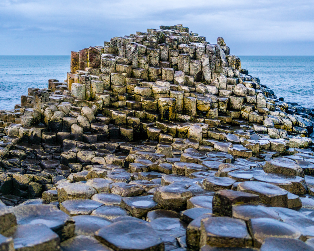 Etwa die H&auml;lfte der S&auml;ulen hat einen sechseckigen Querschnitt, es treten jedoch auch solche mit vier, f&uuml;nf, sieben oder acht Ecken auf. 