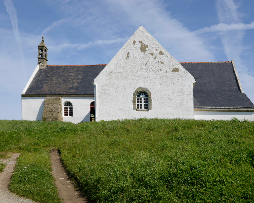 Statt eines Hahnes thront auf dem Kirchturm bis heute ein Thunfisch.