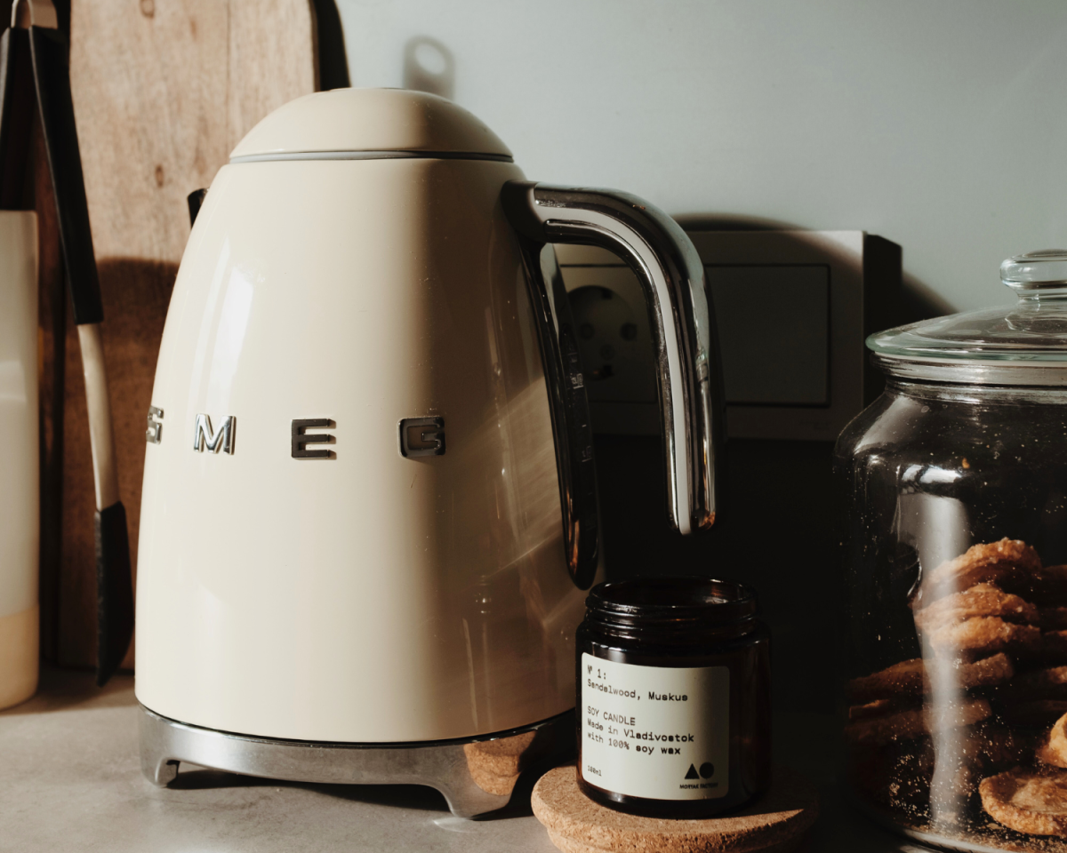 Den Wasserkocher im Hotelzimmer solltest du niemals verwenden. Wir verraten dir, warum.