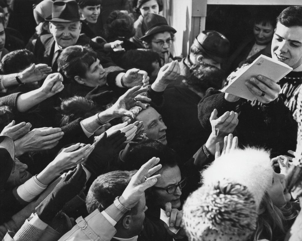 Mann gibt Autogramme