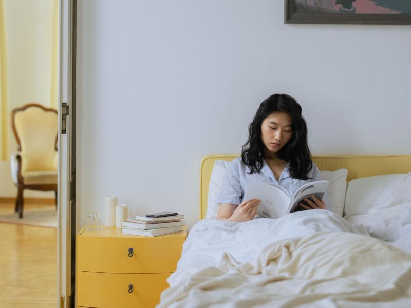 Frau liest im Bett