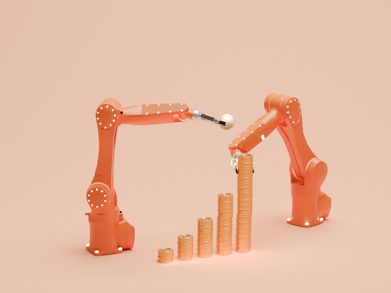Konzeptbild in einem Studio mit einem schlichten beigen Hintergrund von zwei orangefarbenen Roboterarmen, die Geldmünzen abtragen.
