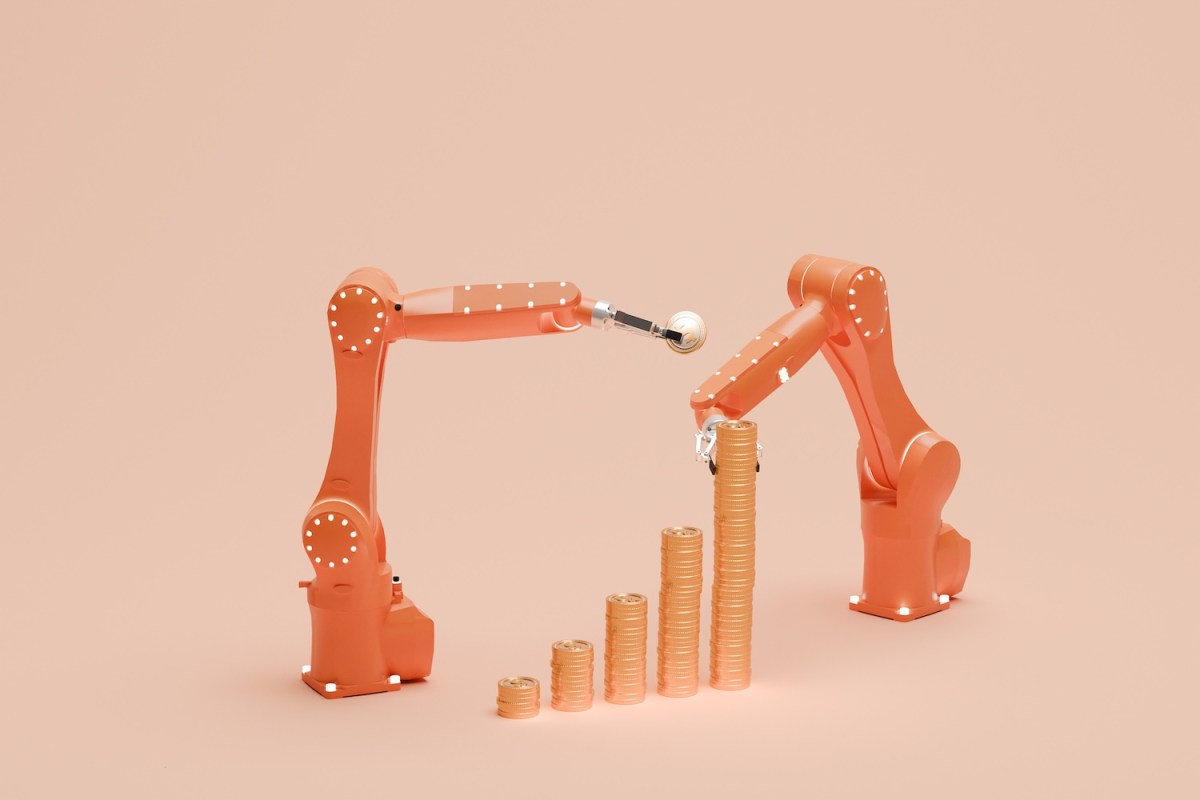 Konzeptbild in einem Studio mit einem schlichten beigen Hintergrund von zwei orangefarbenen Roboterarmen, die Geldmünzen abtragen.