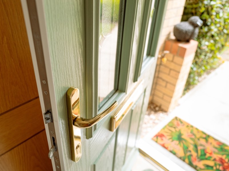 Eine Haustür steht offen.