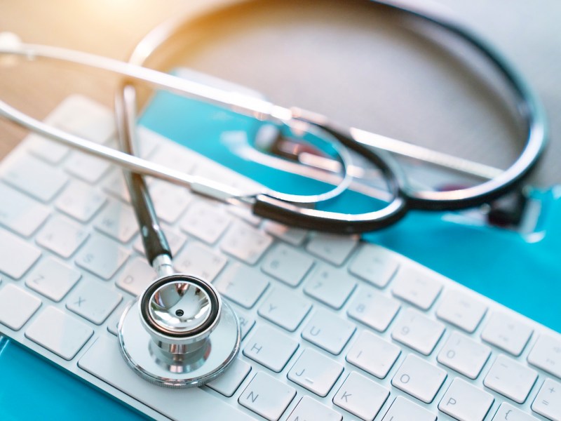 medizinisches Stethoskop auf der Tastatur