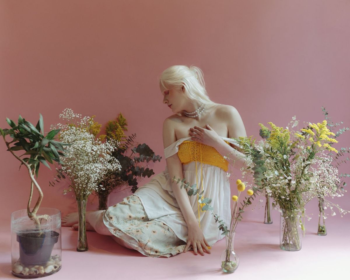 Frazu mit weißen Haaren und Pflanzen