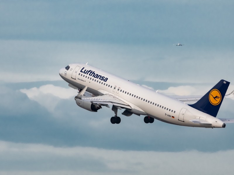 Lufthansa Airbus A320-271N Neo Flugzeuge starten von der Startbahn.