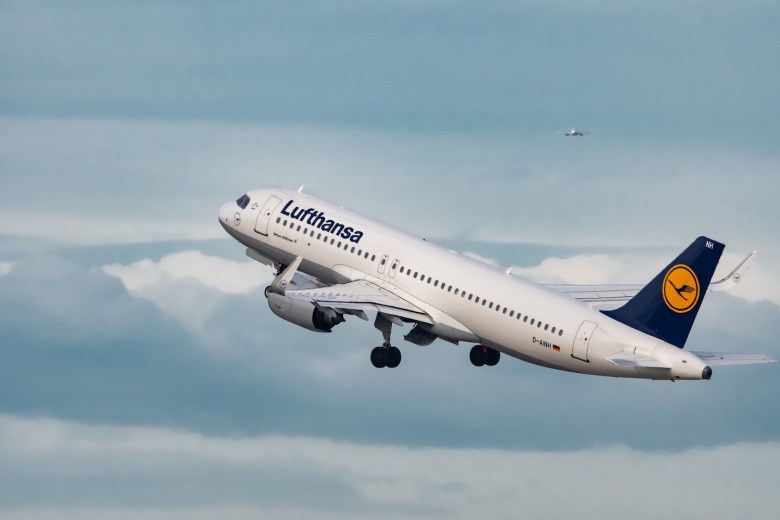 Lufthansa Airbus A320-271N Neo Flugzeuge starten von der Startbahn.