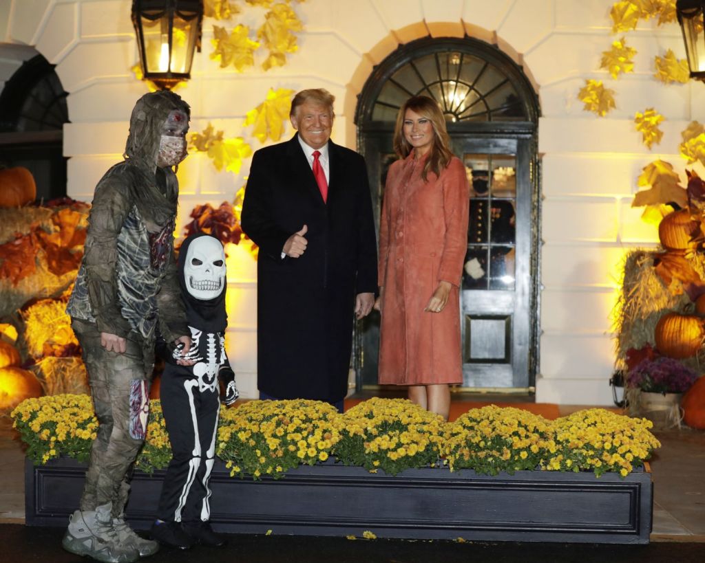 Donald und Melania Trump bei der Halloween-Feier des Wei&szlig;en Hauses im Jahr 2020.