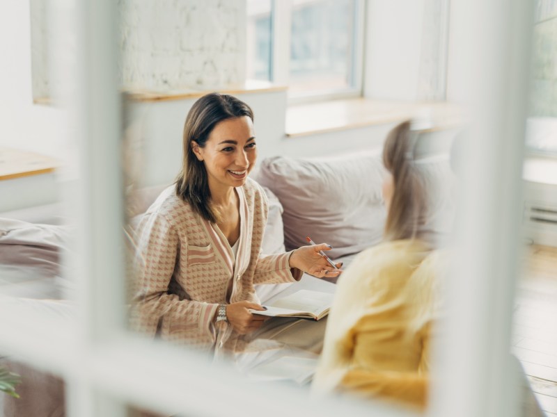 Zwei Frauen führen im Büro ein Gespräch.
