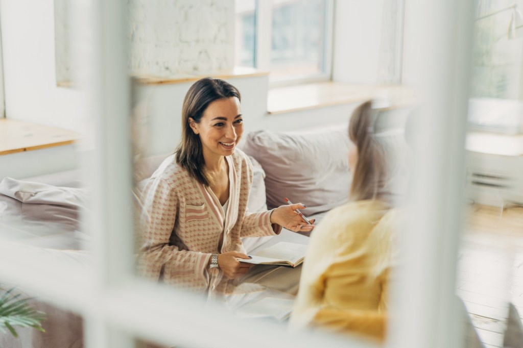 Zwei Frauen f&uuml;hren im B&uuml;ro ein Gespr&auml;ch.