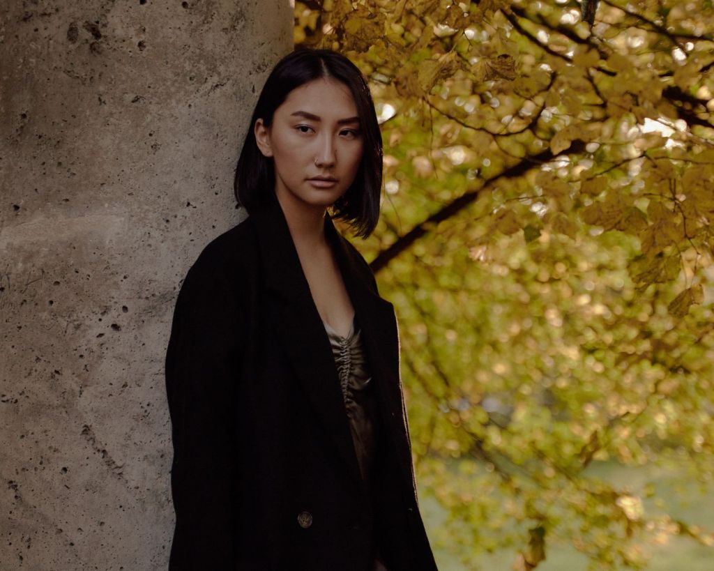 Frau in einem Herbstwald