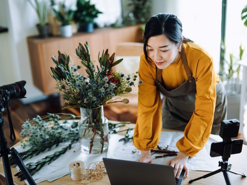 Frau arbeitet mit Blumen.