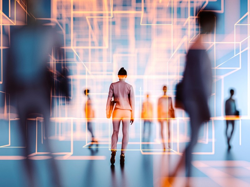 Frau steht zwischen bunten Lichtern.