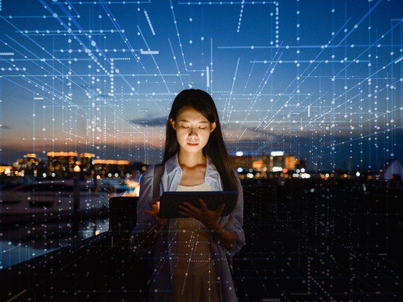 Eine Frau arbeitet am PC.