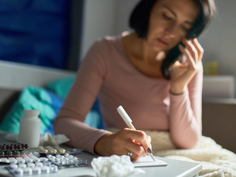 Kranke Frau ruft Arzt zur Konsultation an.