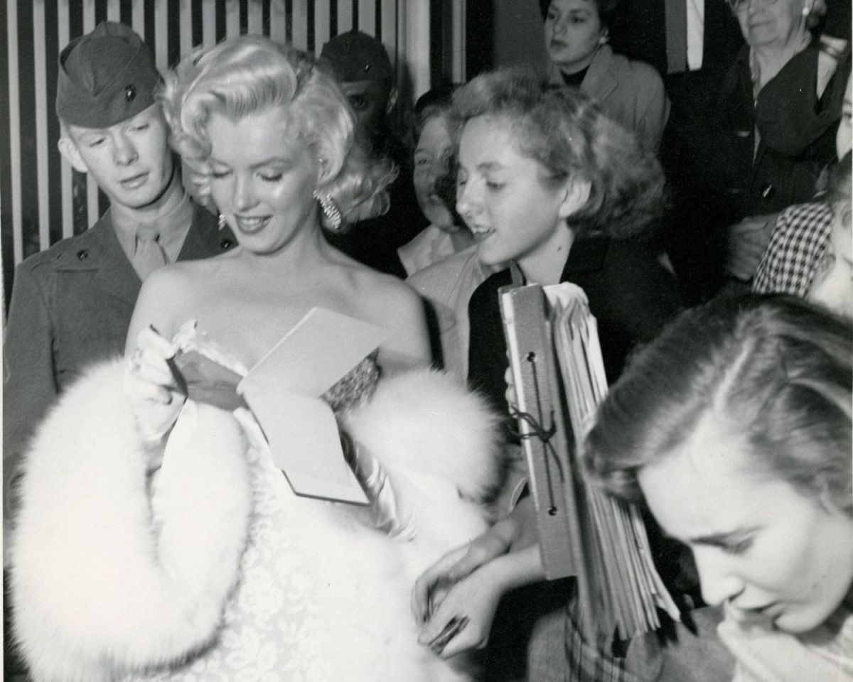Marilyn Monroe gibt Autogramme.