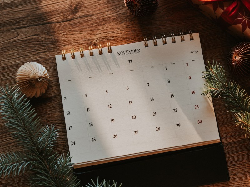 Ein Kalender. Der Monat November ist aufgeschlagen.