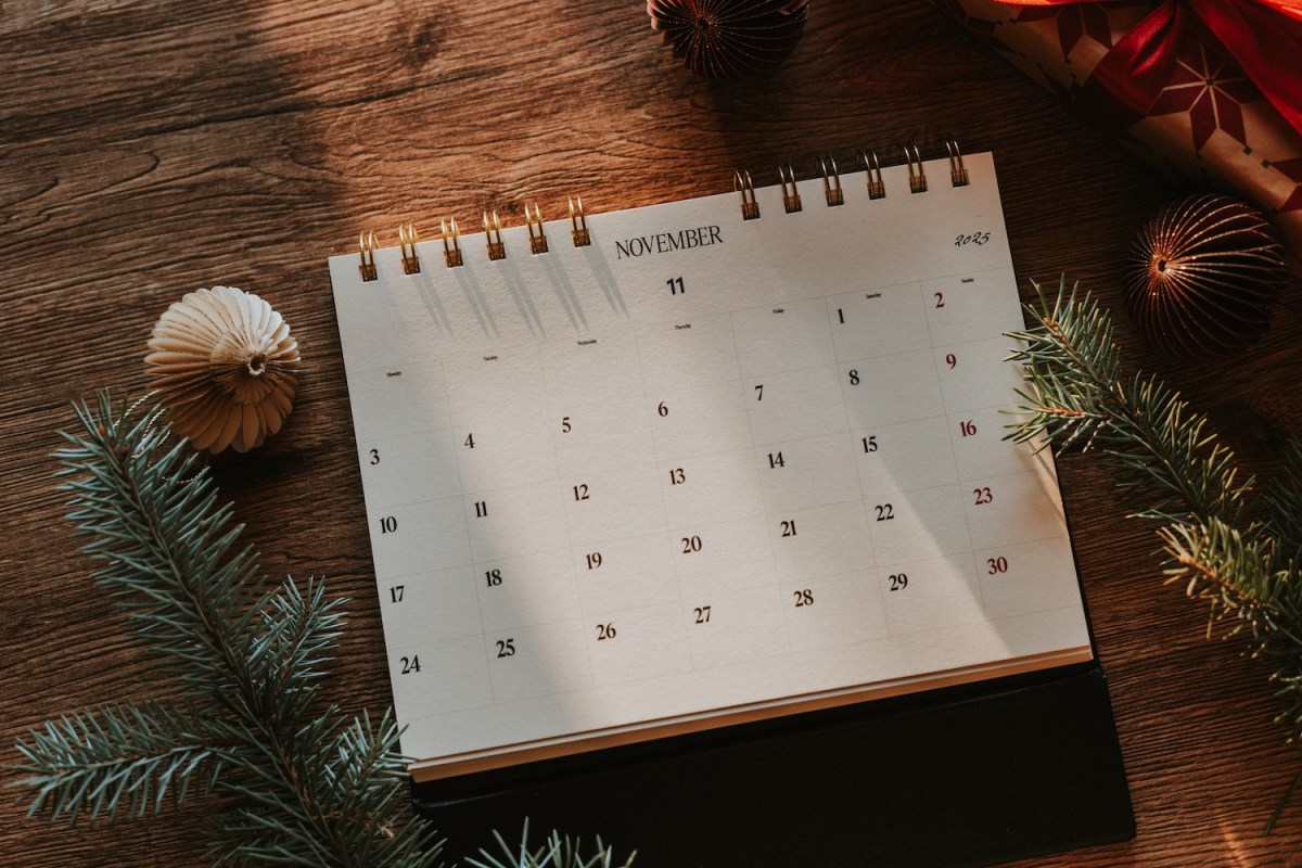 Ein Kalender. Der Monat November ist aufgeschlagen.