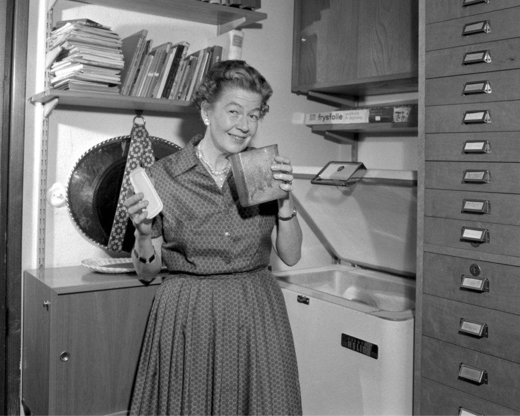 Oma vor alten Kochbüchern