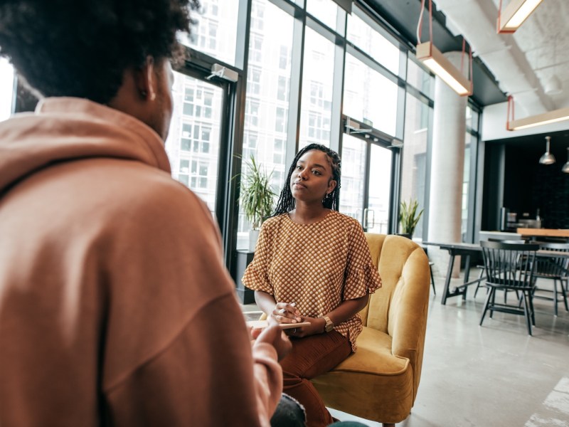 Zwei Frauen unterhalten sich im Büro.