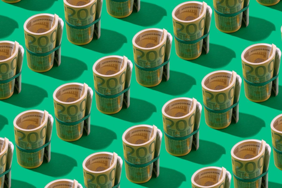 Rollen mit Zweihundert-Euro-Schein.