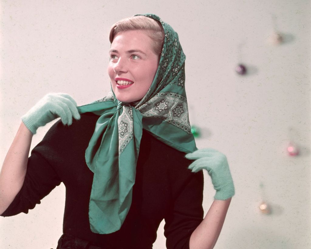 Frau mit einem Seidenschal auf dem Kopf