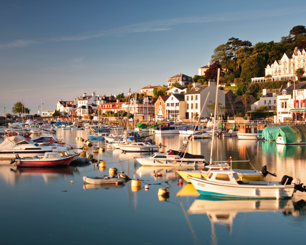 Die Kanalinseln oder Normannischen Inseln sind eine Inselgruppe im s&uuml;dwestlichen Teil des &Auml;rmelkanals &ndash; in K&uuml;stenn&auml;he des franz&ouml;sischen D&eacute;partements Manche.