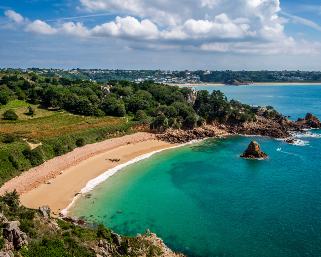 Weite Sandstr&auml;nde, beeindruckende Klippen und historische Sehensw&uuml;rdigkeiten erwarten dich auf einer Rundreise auf den Kanalinseln.