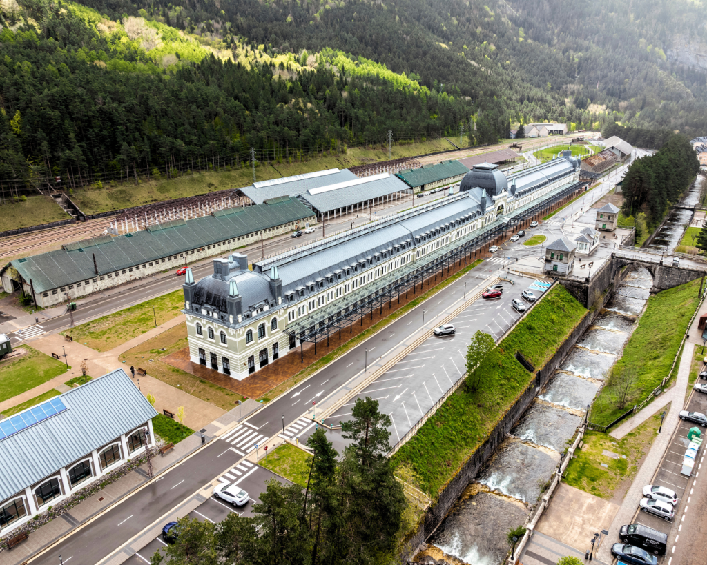 Der internationale Bahnhof von Canfranc in den Pyren&auml;en ist ein Beispiel f&uuml;r ein gescheitertes Infrastrukturprojekt, das mit viel Geld am Anfang des 20. Jahrhunderts verwirklicht wurde. Seit dem Jahre 2023 ist in dem Bahnhof ein Luxushotel untergebracht.