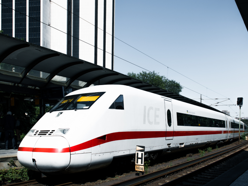 Aufgepasst! TikToker enthüllt ultimativen Spar-Trick für die Deutsche Bahn.